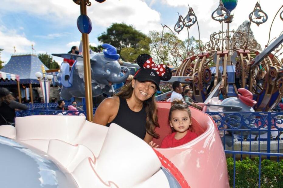 Eva Longoria y su hijo Santiago vacacionan en el parque Disneyland