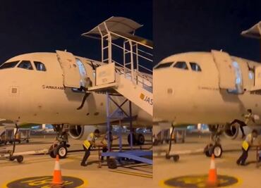 Trabajador sufre aparatoso accidente tras caer de un avión; le movieron la escalera. VIRAL