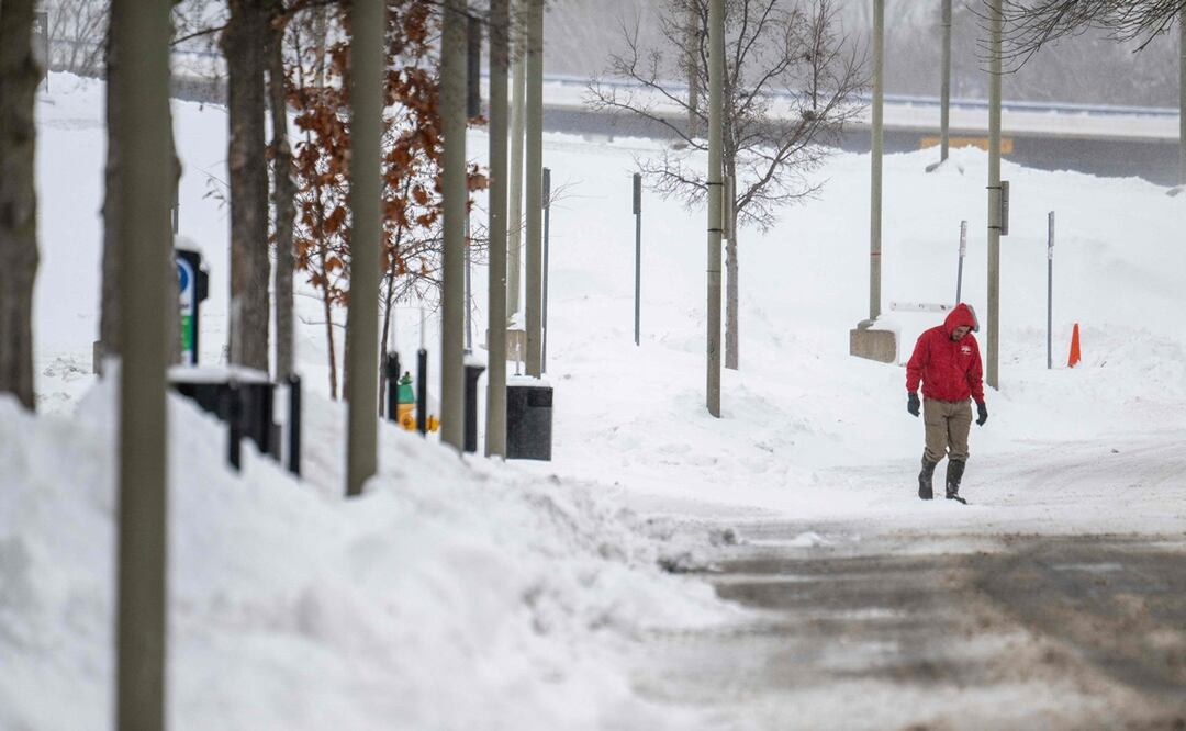 Tormenta invernal en Estados Unidos deja frío gélido y causa muertes y decenas de accidentes. Foto: AFP