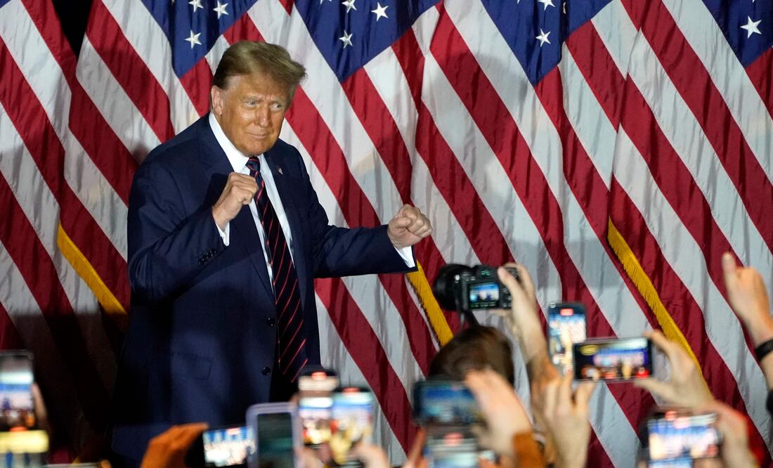 Trump se acerca al duelo con Biden tras ganar las primarias de New Hampshire. (Photo by TIMOTHY A. CLARY / AFP)