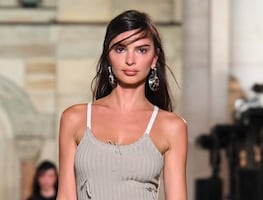 Las fotos más atrevidas de Emily Ratajkowski en lencería de encaje y transparencias conquistan redes