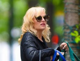 Rebel Wilson luce su nueva figura con traje de baño al estilo ‘Baywatch’