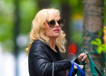 Rebel Wilson luce su nueva figura con traje de baño al estilo ‘Baywatch’