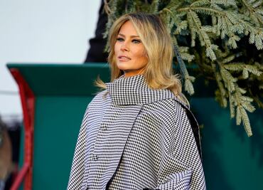 El lujoso abrigo con el que Melania Trump recibió el árbol de Navidad