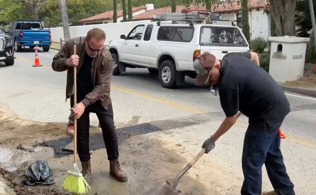 Arnold Schwarzenegger tapó una zanja en su vecindario. Foto: AP