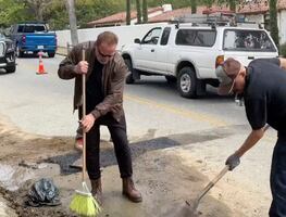 “¡No era un bache!”; regañan a Arnold Schwarzenegger por tapar zanja