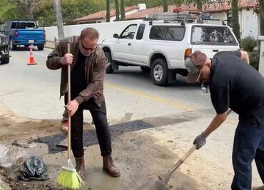 “¡No era un bache!”; regañan a Arnold Schwarzenegger por tapar zanja