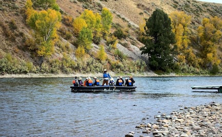 Familia que paseaba en balsa cae a río; hayan cadáveres 