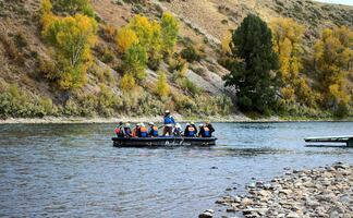 Familia que paseaba en balsa cae a río; hayan cadáveres