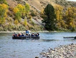 Familia que paseaba en balsa cae a río; hayan cadáveres