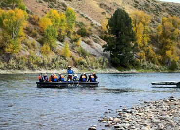 Familia que paseaba en balsa cae a río; hayan cadáveres