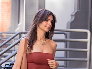Emily Ratajkowski y el minivestido rojo con el que lució su silueta 'imposible'