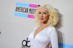 Christina Aguilera luce casi irreconocible en outfit de transparencias y celebra 45 años