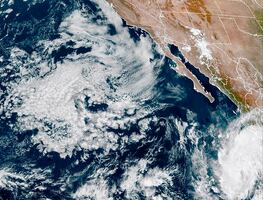 Huracán Norma toca tierra en Baja California Sur, noroeste de México