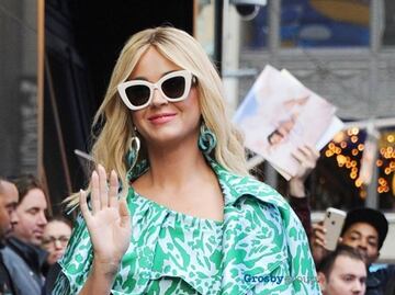 Katy Perry irradia belleza con vestido verde en Nueva York