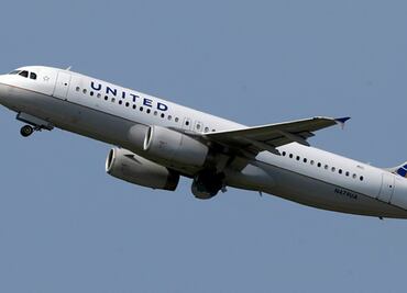 United Airlines endurece norma de consumo de alcohol para pilotos