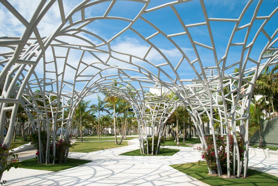 Modern park in Miami South Beach (Florida). / iStock/virsuziglis