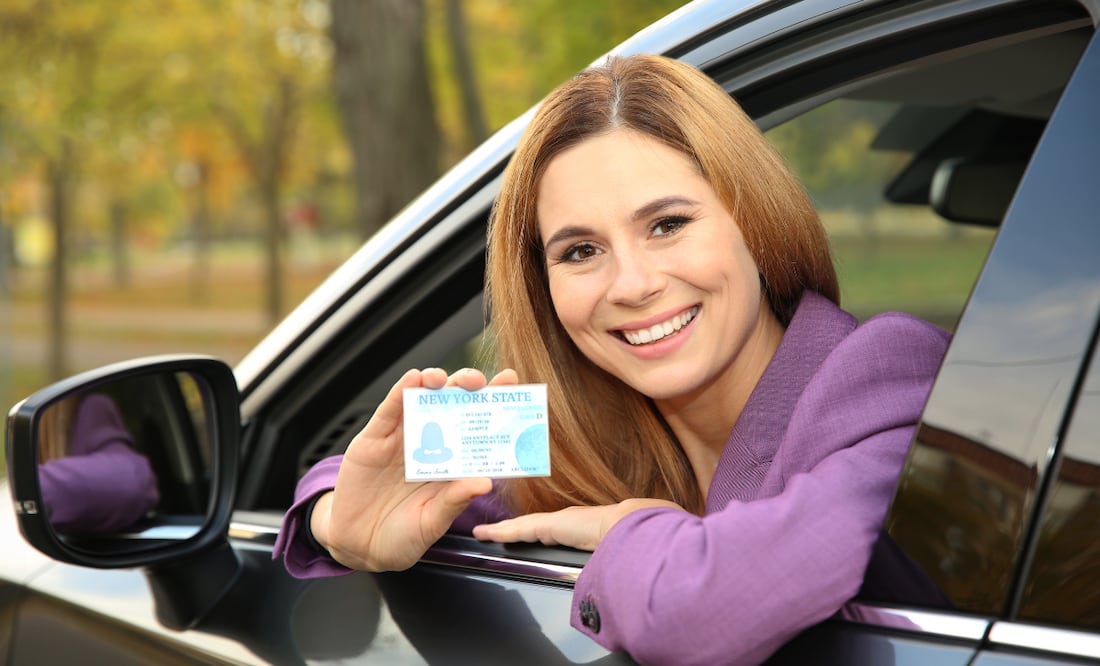 ¿Cómo puedo convertir mi licencia de conducir tradicional en permanente Guía rápida y sencilla. Foto: Canva