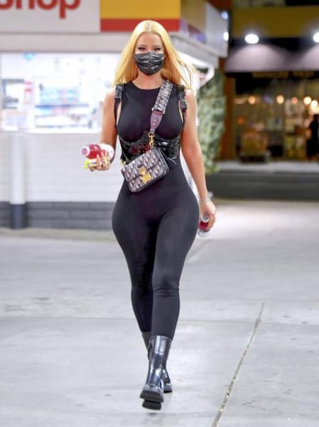Iggy Azalea presume curvas en catsuit al estilo 'Gatúbela'