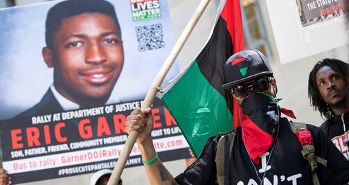 Despiden a policía de NY por caso de muerte por asfixia de un hombre negro