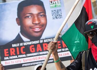 Despiden a policía de NY por caso de muerte por asfixia de un hombre negro