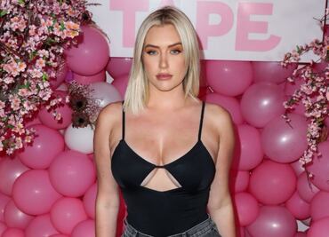 Stassie Karanikolaou delinea sus curvas con pareo y traje de baño