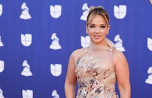 Adamari López destella belleza con espectacular vestido dorado en los Latin Grammy