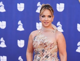 Adamari López destella belleza con espectacular vestido dorado en los Latin Grammy