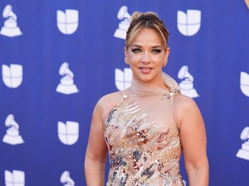 Adamari López destella belleza con espectacular vestido dorado en los Latin Grammy