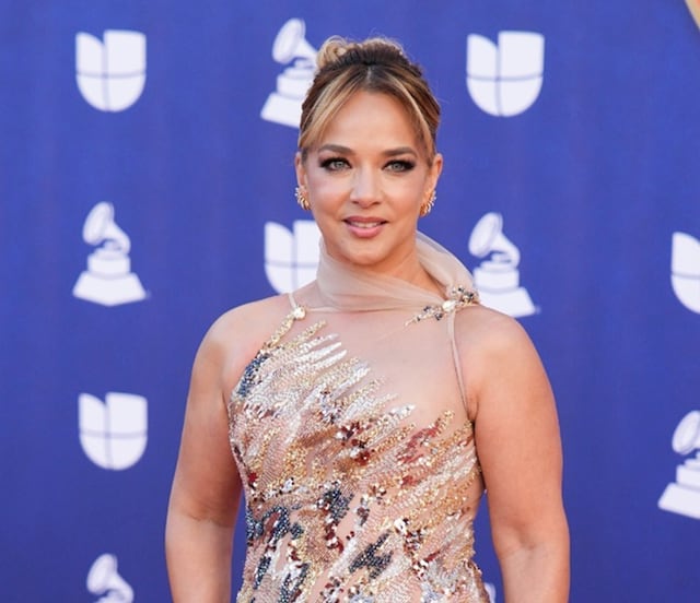 Adamari López destella belleza con espectacular vestido dorado en los Latin Grammy