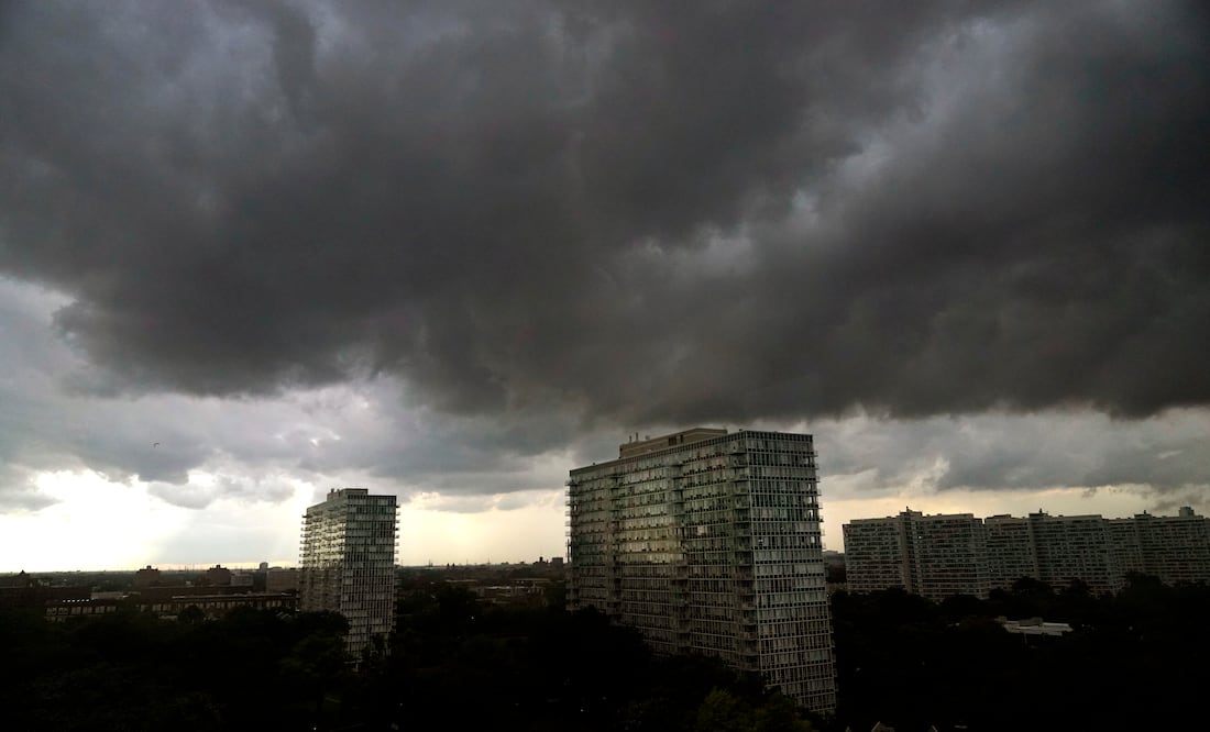 El Servicio Meteorológico Nacional emitió dos advertencias de tornado para la población de Chicago. 
(AP Photo/Charles Rex Arbogast)