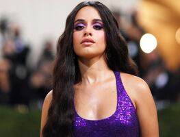 Camila Cabello luce figura 'irreal' con bikini 'animal print' en la piscina