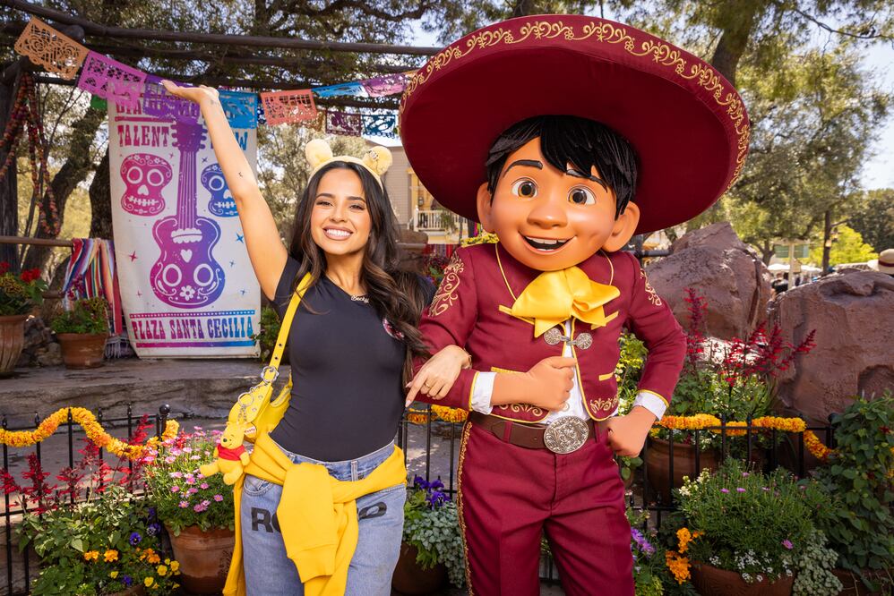 Becky G poses with Miguel from the Disney and Pixar film “Coco” at Rancho Del Zocalo at Disneyland Park / (Christian Thompson/Cortesía Disneyland Resort)