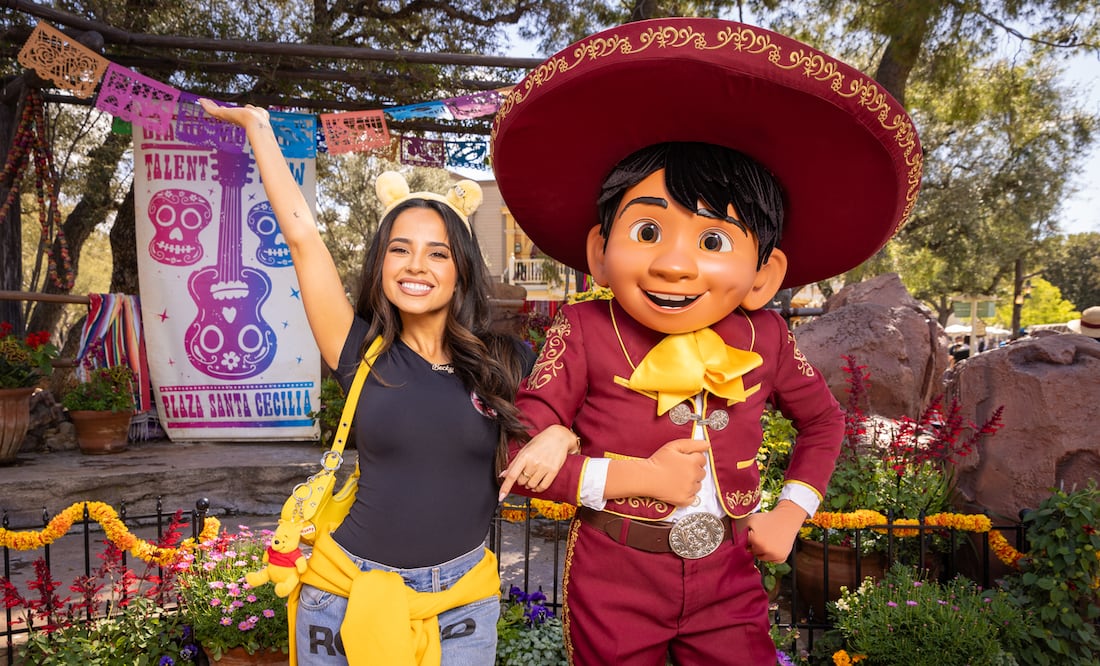 Becky G poses with Miguel from the Disney and Pixar film “Coco” at Rancho Del Zocalo at Disneyland Park /  (Christian Thompson/Cortesía Disneyland Resort)