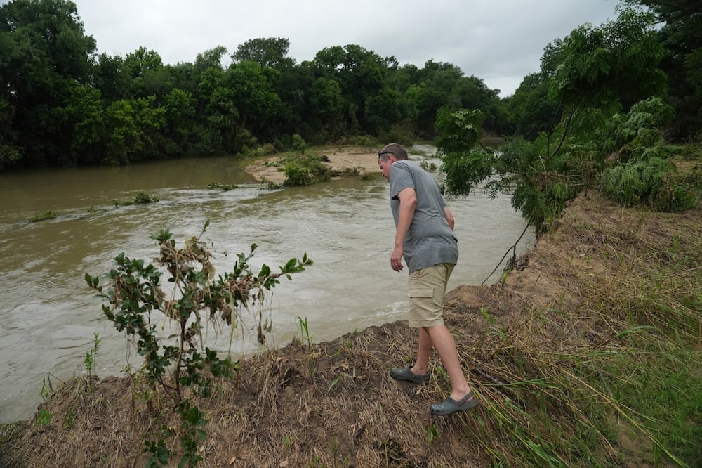 Más lluvias frenan labores de búsqueda de personas por inundaciones en Texas. Foto: AP