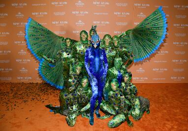 Heidi Klum deslumbra como pavo real en su épica fiesta de Halloween