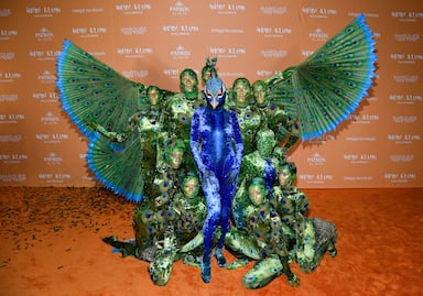 Heidi Klum deslumbra como pavo real en su épica fiesta de Halloween