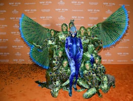 Heidi Klum deslumbra como pavo real en su épica fiesta de Halloween