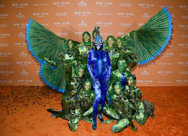 Heidi Klum deslumbra como pavo real en su épica fiesta de Halloween