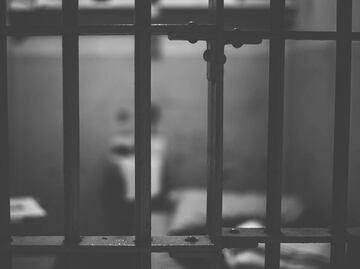 Condenan a mujer que vendió a su hija de 6 años por unos tenis en EU