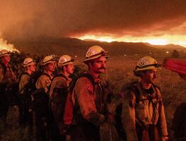 Casi 3 mil bomberos combaten el incendio más grande del año en California