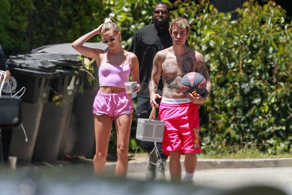 Hailey Bieber luce braless y microshort en partido con Justin 