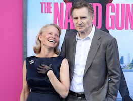 Pamela Anderson, (58 años), y Liam Neeson (73 años) sorprenden con romance fuera del set
