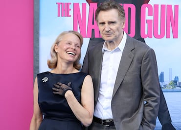 Pamela Anderson, (58 años), y Liam Neeson (73 años) sorprenden con romance fuera del set