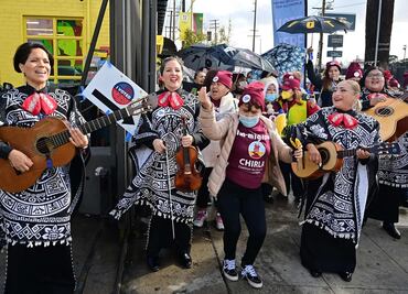 Con mariachi alientan a comunidades latinas a votar en Los Ángeles