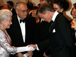 El día que la reina Isabel 'llegó' en paracaídas con James Bond al Estadio Olímpico