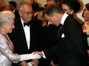 El día que la reina Isabel 'llegó' en paracaídas con James Bond al Estadio Olímpico