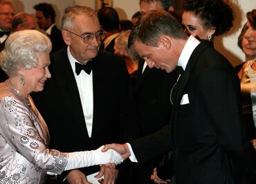 El día que la reina Isabel 'llegó' en paracaídas con James Bond al Estadio Olímpico
