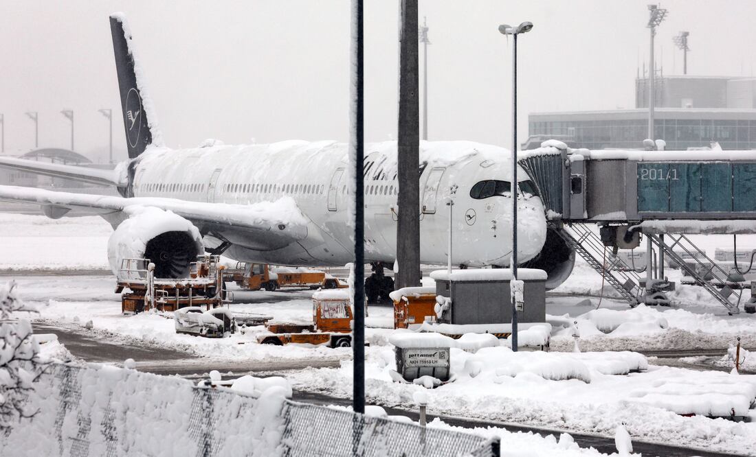 Alerta en Múnich: Aeropuerto Paralizado por Lluvia Helada, Más de 300 Vuelos Afectados.(Karl-Josef Hildenbrand/dpa via AP)