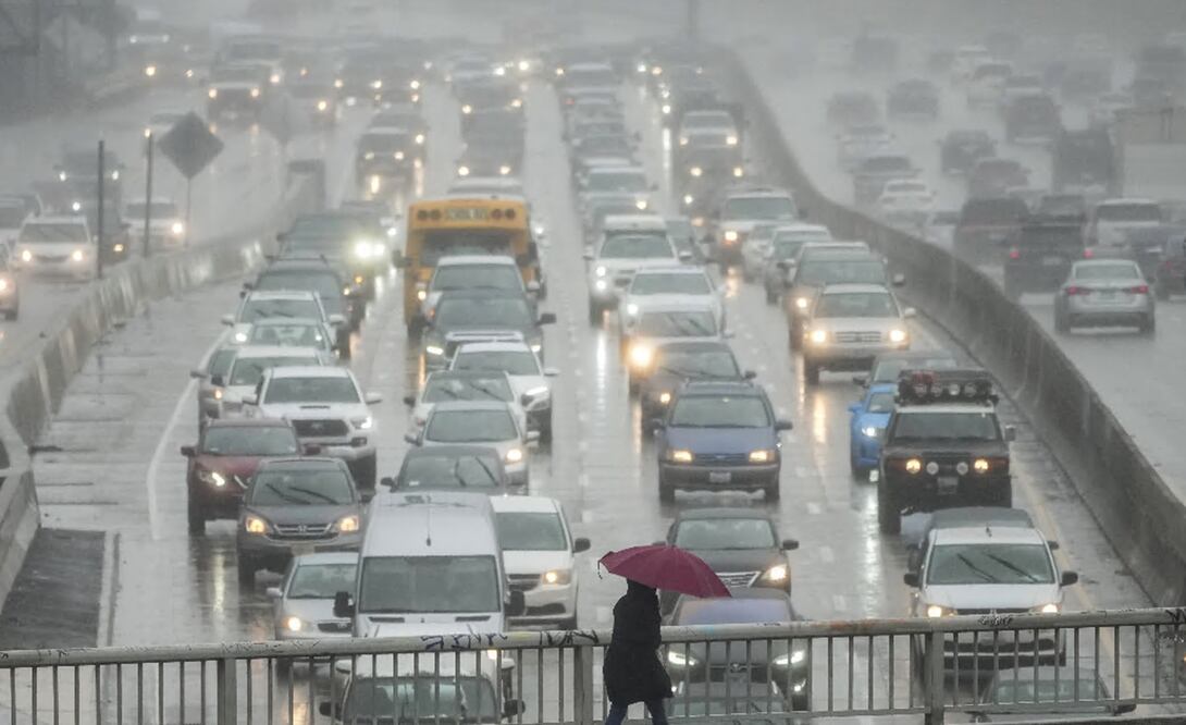 Fuertes precipitaciones azotan a California. AP